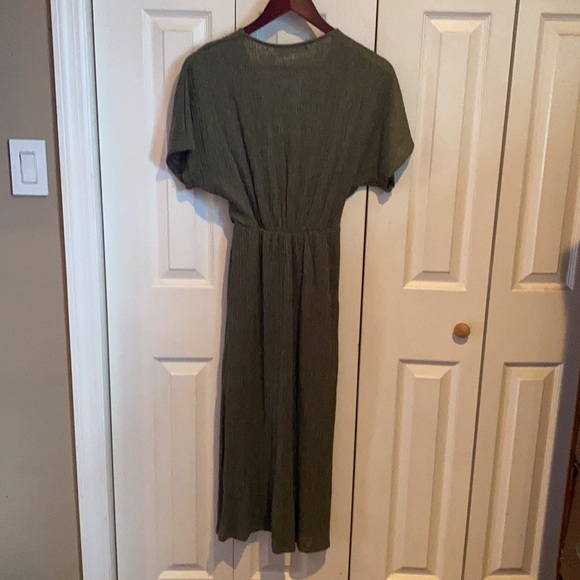 NWT All in Favor crepe look olive green dress size medium polyester lined. - Picture 4 of 4